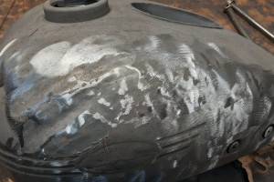 Poškozená nádrž na Jawa 500 OHC před renovací